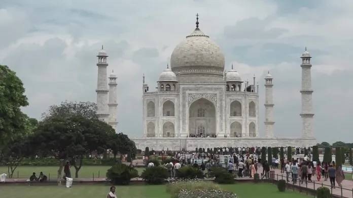 Tourist from West Bengal stopped from offering namaz at Taj Mahal