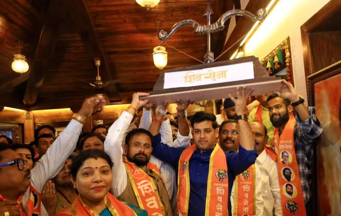 shivsena-symbol-dhanushyaban-goes-to-eknath-shinde-celebrations-by-shinde-gat