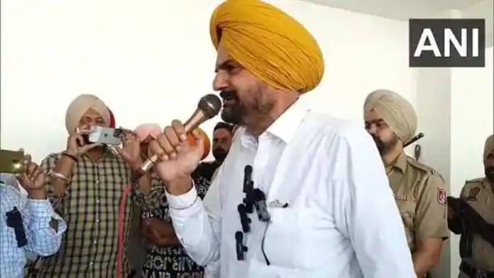 Sidhu Moosewala's father alleges death threat