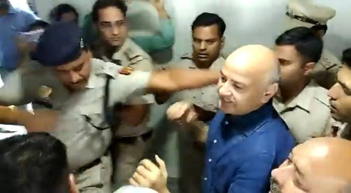 police-misbehaved-with-manish-sisodia