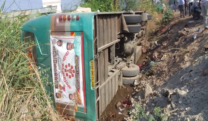 private-bus-accident-in-lonikand-on-pune-ahmednagar-highway
