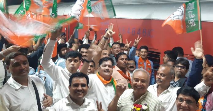 Goa Mumbai Vande Bharat Express arrived At Thane Station