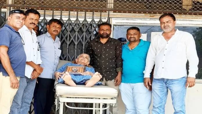 gujarat-rajkot-90-year-old-woman-donated-43-bigha-land-to-khodaldham
