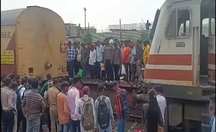 engine-of-mumbai-ahmedabad-passenger-train-got-separated-from-coaches