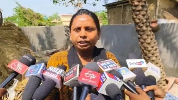 hindu-woman-durga-roy-narrates-temple