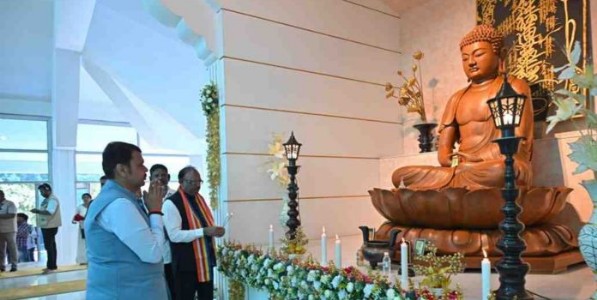 मुख्यमंत्री देवेंद्र फडणवीस यांनी दिली ड्रॅगन पॅलेस टेंपलला भेट