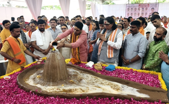 On the occasion of Mahashivratri in Thane, the ritual of burning Lagurudra from the sacred flame of Ujain Niranjan Davkhare