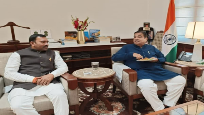 MP Savra meets minister gadkari for road demand 