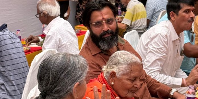 Mahesh Landage, help, orphanage, महेश लांडगे, अनाथाश्रमाला, मदत 