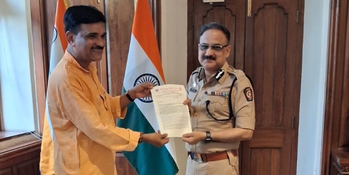 Mohan Salekar with CP Vivek Fansalkar