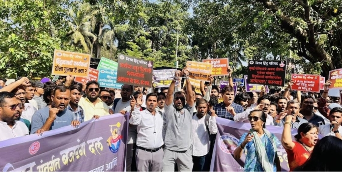 VHP huge Morcha against Mumbai Police