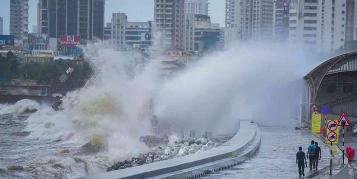 Orange alert to Mumbai, Civilians suggested to stay home 