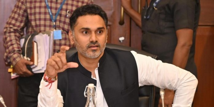 गृह राज्यमंत्री मा. योगेश कदम यांच्या निर्देशानुसार ‘द रेस’ अनधिकृत डान्स बारवर कारवाई