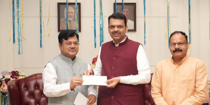 mumbai-bank-along-with-mazdoor-federation-presented-a-cheque-of-rs-1173-lakhs-for-the-chief-ministers-relief-fund