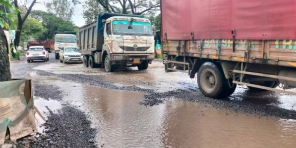 मागील दोन दिवसांच्या पावसात शिरसाड-वज्रेश्वरी रस्त्यावर खड्डेच खड्डे, वाहतूक कोंडीमुळे वाहनचालक व प्रवासी त्रस्त!