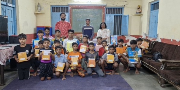 गणरायाच्या चरणी अर्पित शैक्षणिक साहित्याने वनवासी विद्यार्थ्यांचा आनंद द्विगुणीत