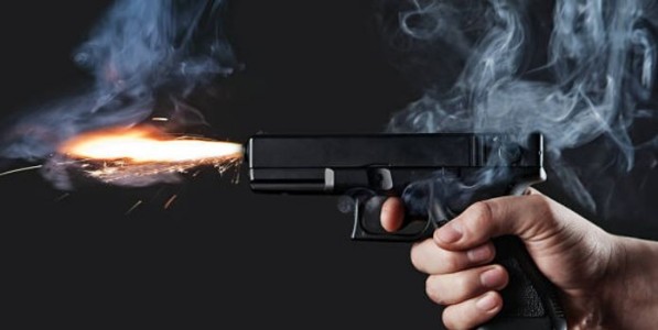 धक्कादायक! मुंबईत लेखक-दिग्दर्शक आणि मॉडेलच्या घरावर गोळीबार