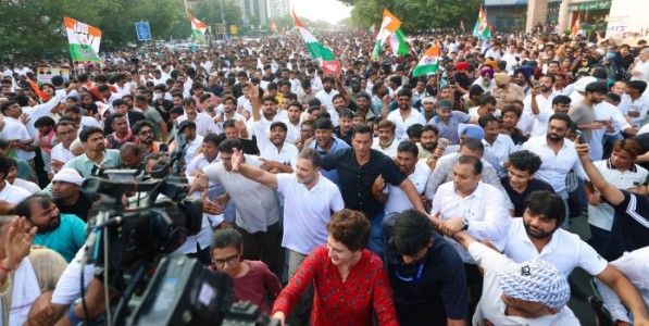 राहुल गांधींचा मोर्चा आता कोर्टात; ज्ञानेश कुमारांविरोधात ११ जणांची याचिका दाखल