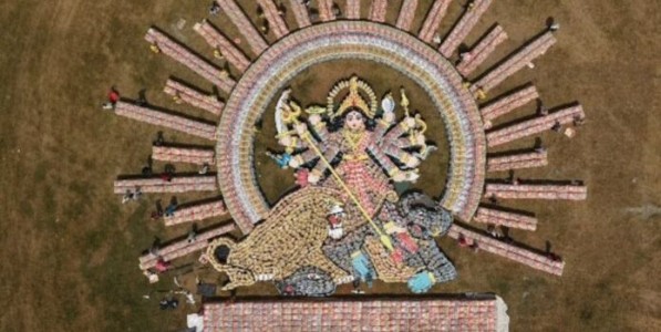 १५ हजार सिमेंटच्या गोण्यांतून साकारलेली माँ दुर्गेची भव्य प्रतिमा