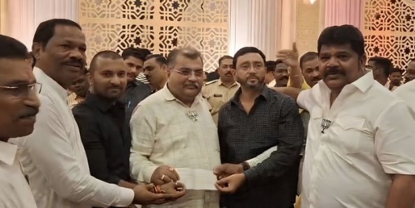 दुष्काळग्रस्तांसाठी बैलगाडा संघटनेची आर्थिक मदत; रवींद्र चव्हाणांकडे धनादेश सुपूर्द
