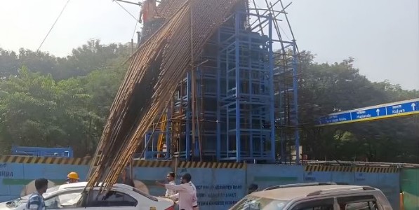 ठाण्यात कारवर लोखंडी सांगाडा कोसळला; कंत्राटदाराला एमएमआरडीएचा २ कोटींचा दंड