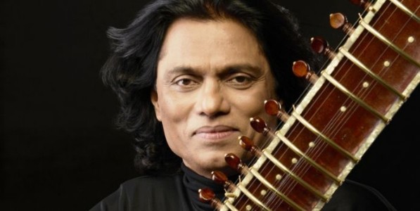 सतारवादक रवी चारी यांचा मुंबईत विनामूल्य इंडो-जॅझ फ्युजन संगीताचा कार्यक्रम; वडील पं. प्रभाकर चारी यांच्या जन्मशताब्दी वर्षाला समर्पित!