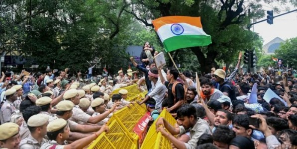 जळते कोण आणि उजळते कोण?