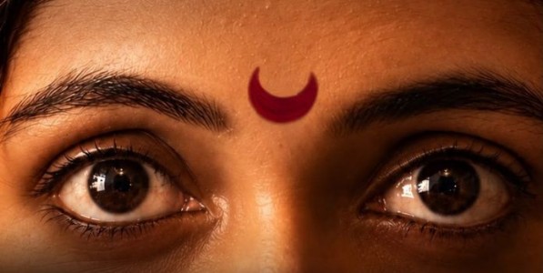 कपाळावर चंद्रकोर...नजरेत अनुत्तरित प्रश्न… रिंकू राजगुरूच्या ‘जिजाई’चं नवं पोस्टर चर्चेत!
