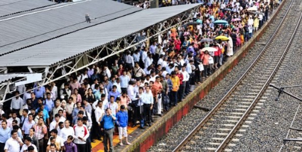 आठवड्याच्या पहिल्याच दिवशी मध्य रेल्वेचा खोळंबा