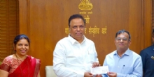मुख्यमंत्री सहाय्यता निधीसाठी लावणी कलाकारांकडून १ लाख रुपयांचा धनादेश