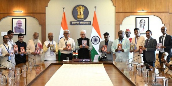राज्यपालांच्या हस्ते संत रविदास आणि अण्णा भाऊ साठे यांच्या जीवन कार्यावरील पुस्तकांचे प्रकाशन