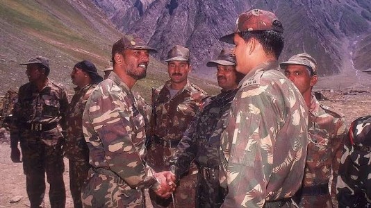 नाना पाटेकर यांनी चक्क संरक्षण मंत्री जॉर्ज फर्नांडिस यांना 'मला कारगिलला जायचे आहे' असं म्हंटलं होतं!