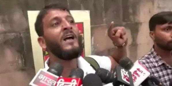 काँग्रेस समर्थकांकडून काश्मिरी तरुणाला मारहाण! दिल्लीतील कनॉट प्लेस येथील फहीम नजीरचा व्हिडिओ व्हायरल