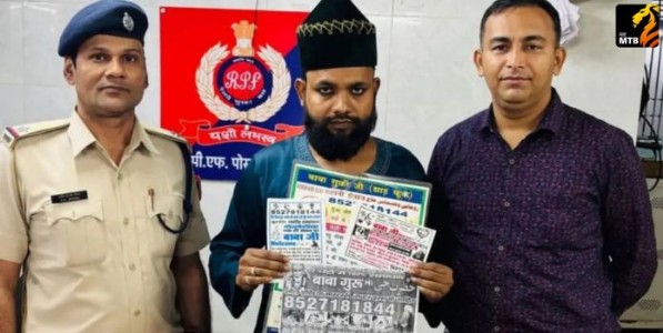 Bengali Baba racket: लोकलमध्ये अवैध पोस्टर लावणाऱ्या बंगाली बाबा रॅकेटचा पर्दाफाश