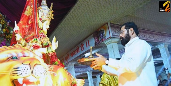 Eknath Shinde : “देवीच्या चरणी माणुसकीचा नैवेद्य… 