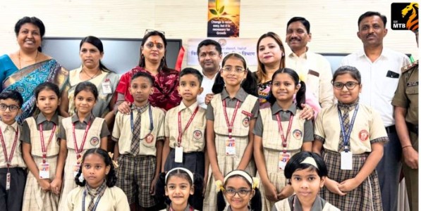 मुंबईतील शाळांना ५० डिजिटल बोर्डचे मोफत वितरण