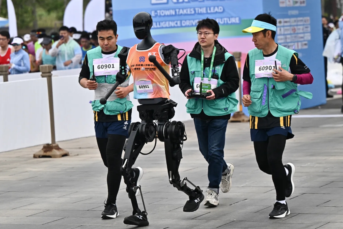 humanoid-robots-marathon-china