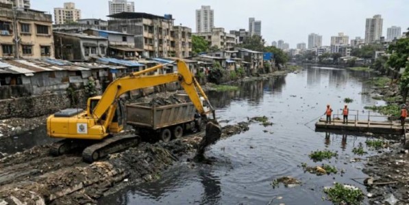 Mithi River : नालेसफाईतील गाळात बांधकामातील डेब्रिज