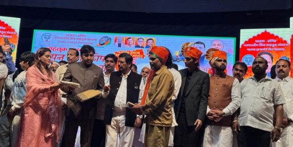 मराठीचा आम्हाला अभिमान, मराठी बोलण्यासाठी गरिबांवर दादागिरी नको - केंद्रीयराज्यमंत्री रामदास आठवले;जातीभेदाप्रमाणेच भाषिक भेदभावही घटनाविरोधी