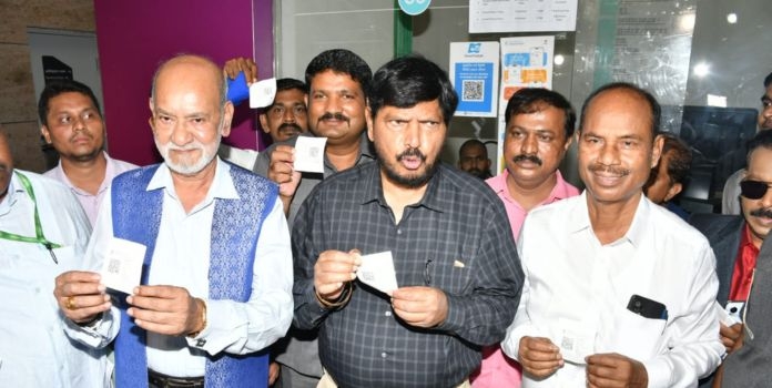 Ramdas Athawale traveled by underground Metro.