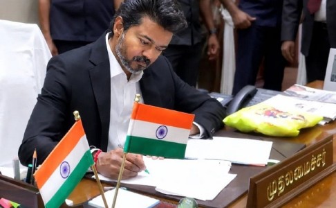 मद्यविक्री बंद!, सोनसाखळी-अंगठी मोफत, दरमहा रोख रक्कम! दोनशे युनीट वीज मोफत! पहिल्याच मंत्रीमंडळ बैठकीत फिल्मी स्टाईल निर्णय सीएम विजय किती महागात?