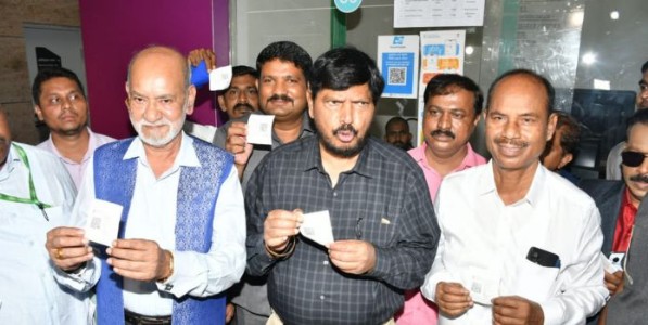 प्रधानमंत्री नरेंद्र मोदींच्या इंधन बचतीच्या आवाहनास प्रतिसाद म्हणून केंद्रीय राज्यमंत्री रामदास आठवले यांनी केला भुयारी मेट्रोने प्रवास
