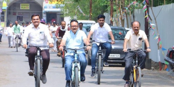 परभणीचे जिल्हाधिकारी संजय चव्हाण यांची जिल्हाधिकारी कार्यालयात सायकल वारी