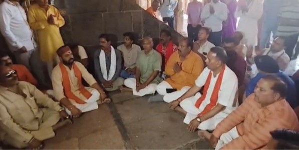 भोजशाळेत भक्तांचा जल्लोष!; न्यायालयाच्या निर्णयानंतर माता वाग्देवीला नमन करत हिंदूंकडून परिसरात पूजा-अर्चा