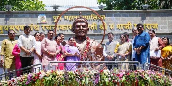 छत्रपती संभाजी महाराज यांच्या पूर्णाकृती शिल्पाचे ; मुख्यमंत्री देवेंद्र फडणवीस यांच्या हस्ते अनावरण