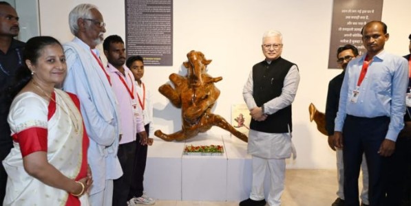 राज्यपाल जिष्णू देव वर्मा यांची दिव्यांग व अनाथ मुलांच्या काष्ठ कलाकृती प्रदर्शनाला भेट