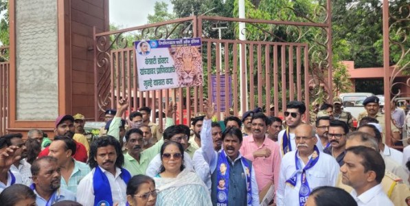 रिपब्लिकन पक्षाचे नॅशनल पार्क गेटवर जीत आठवले यांच्या नेतृत्वात तीव्र आंदोलन