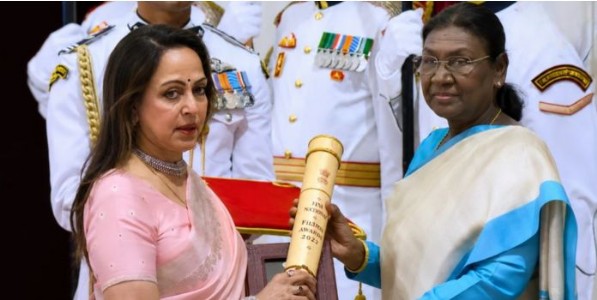 Padma Awards 2026 : राष्ट्रपती द्रौपदी मुर्मू यांच्या हस्ते आज पद्म पुरस्कारांचे वितरण
