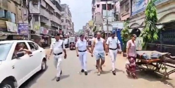 ममता सरकारच्या काळातील एक्टीव्ह गँगस्टरची पोलिसांनी काढली धिंड!