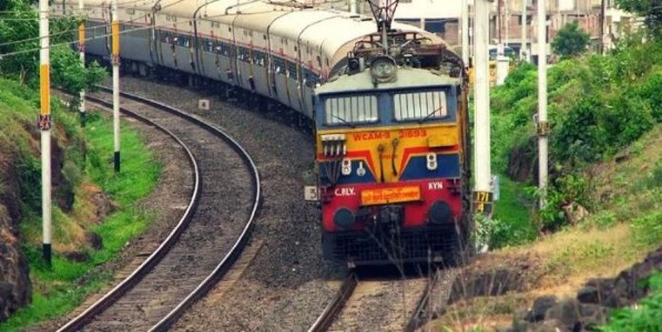 डेक्कन एक्स्प्रेसच्या इंजिनमध्ये बिघाड;मध्य रेल्वेची पुण्याकडे जाणारी वाहतूक दीड तास खोळंबली